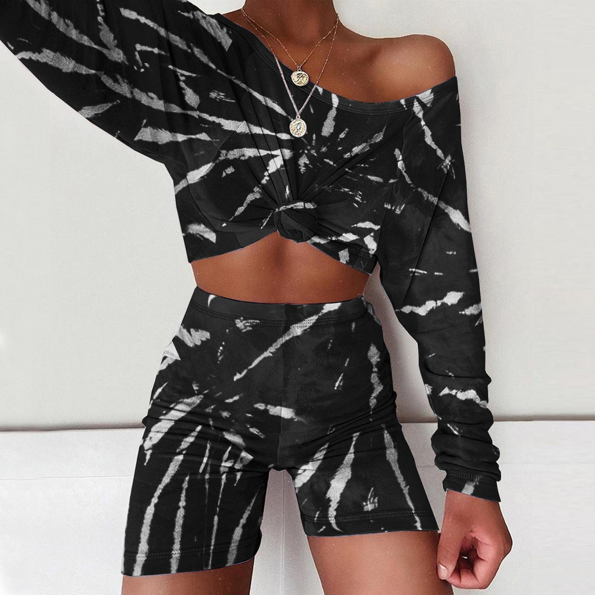 Ensemble d'été pour femme : haut court à manches longues tie-dye ample et mini short cycliste. Tenue deux pièces décontractée et sportive.
