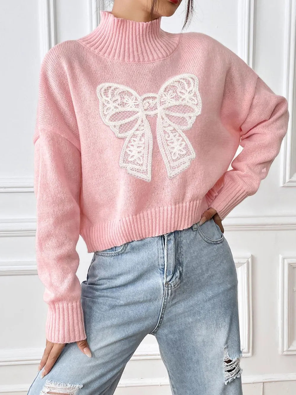 Pull à col roulé et manches longues avec nœud papillon