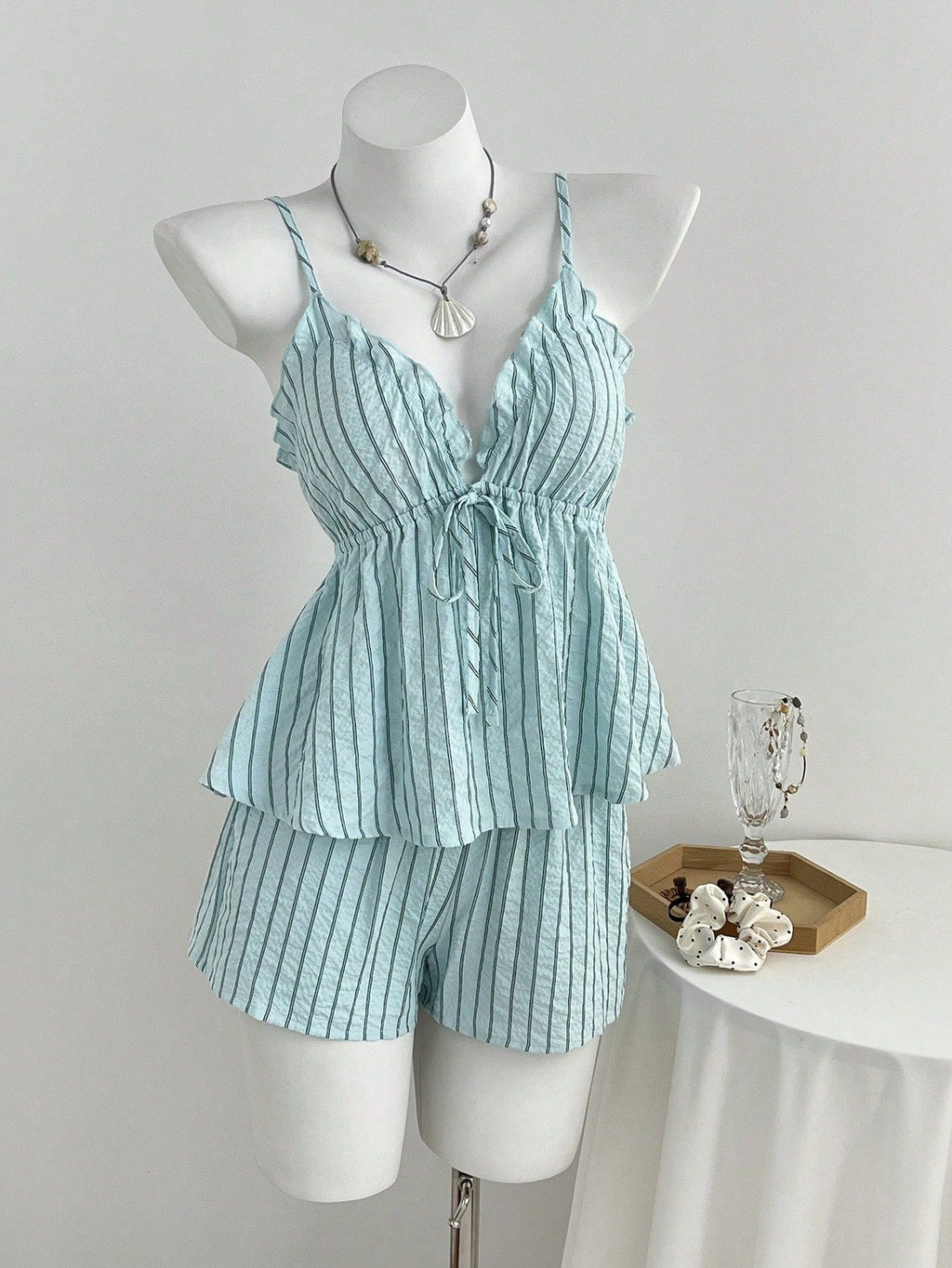 Ensemble deux pièces débardeur rayé à col en V et short pour femme