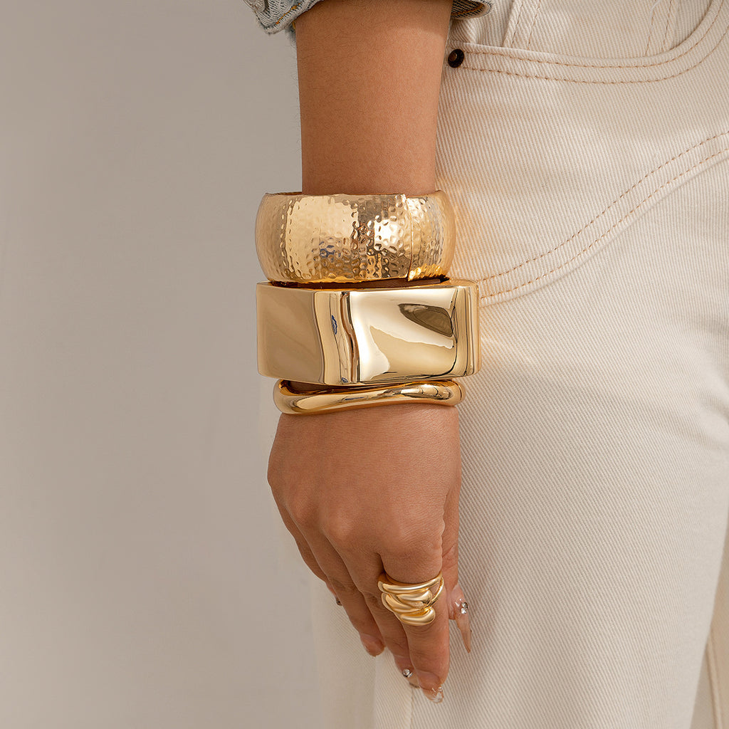 8.73/11.64 USD - Oversized diamond alloy geometric bracelet, simple and personalized concave-convex ring
