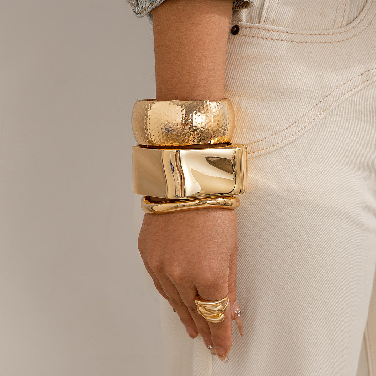 8.73/11.64 USD - Oversized diamond alloy geometric bracelet, simple and personalized concave-convex ring