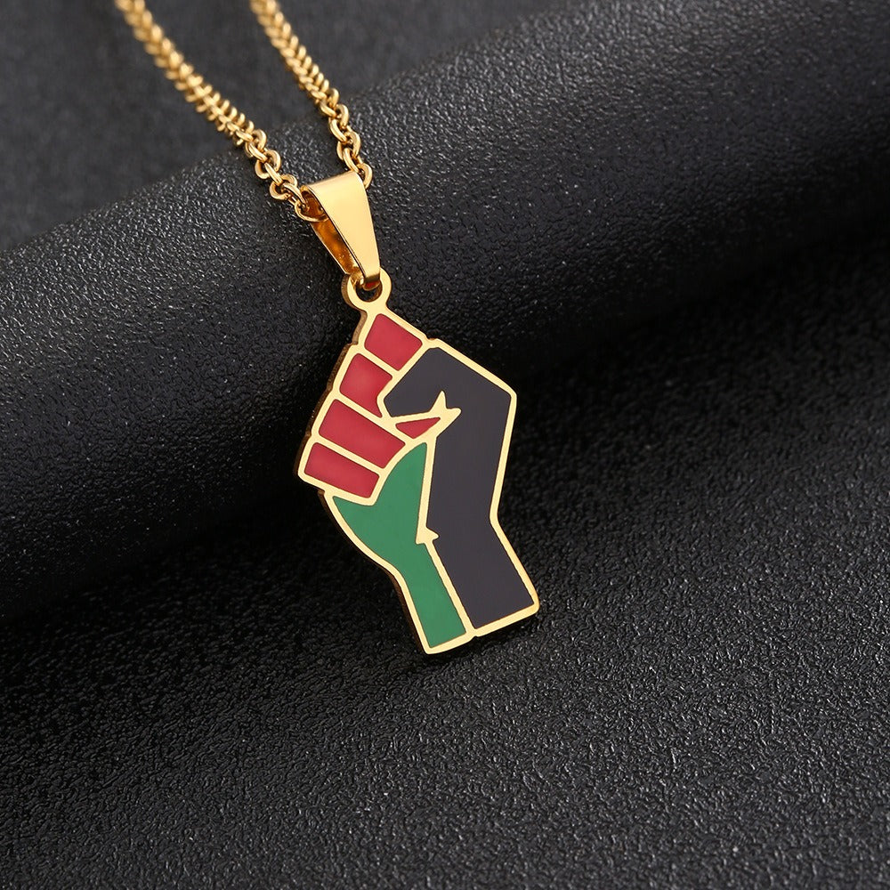 Collier avec pendentif en forme de poing rouge vert noir pour hommes et femmes – Collier géométrique en acier au titane pour couples – Bijou tendance