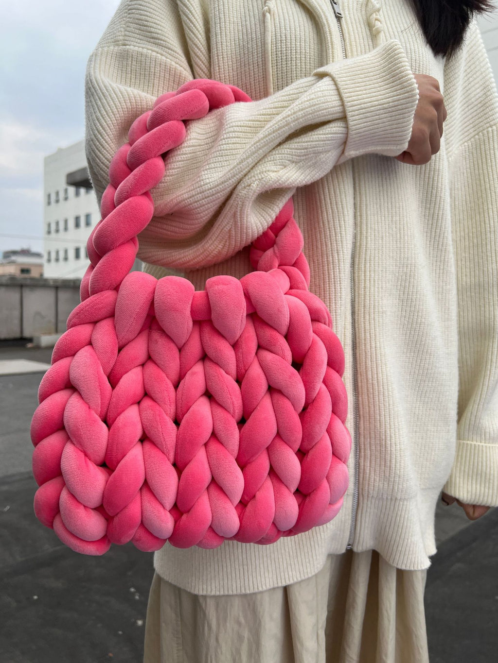 19.80 USD - Sac de facteur portatif tissé à la main avec un noyau en velours cristal.
