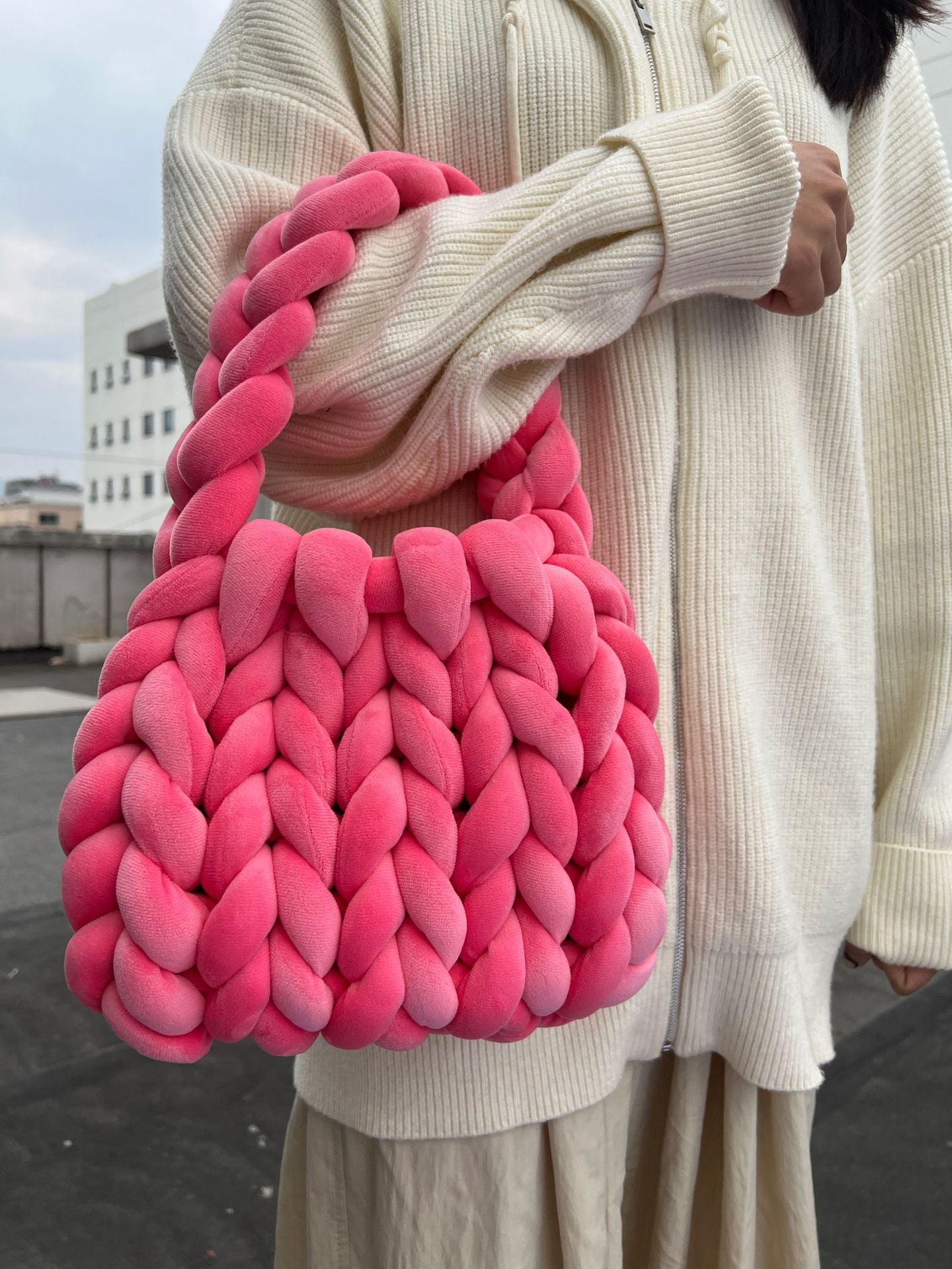 19.80 USD - Sac de facteur portatif tissé à la main avec un noyau en velours cristal.