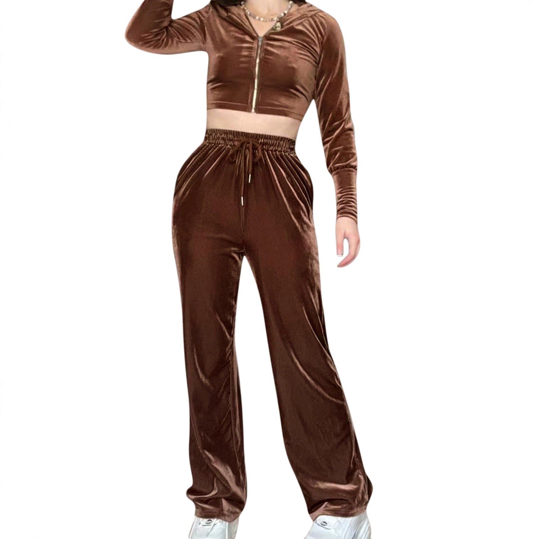 Ensemble deux pièces comprenant un haut à capuche zippé à manches longues avec poches à cordon et un pantalon.