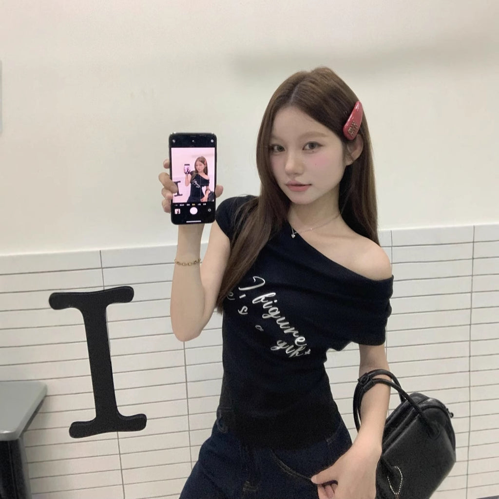 16.30 USD T-shirt court à une épaule et manches courtes, coupe ajustée, imprimé lettres, crop top, blouse décontractée à épaules dénudées
