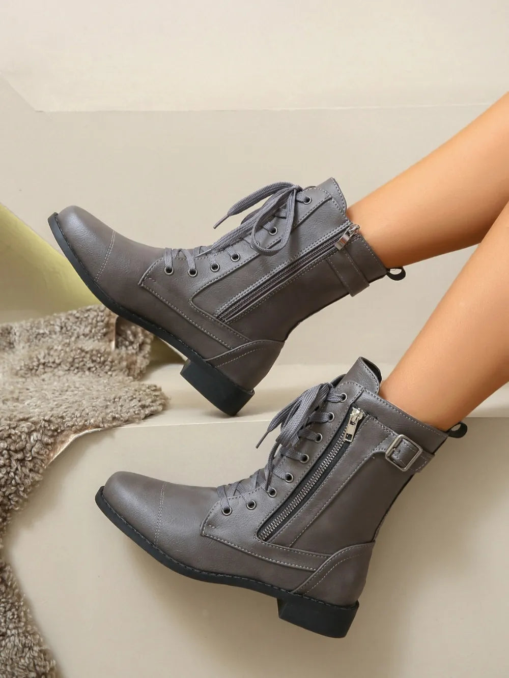 45.21 USD Bottes à lacets en cuir PU