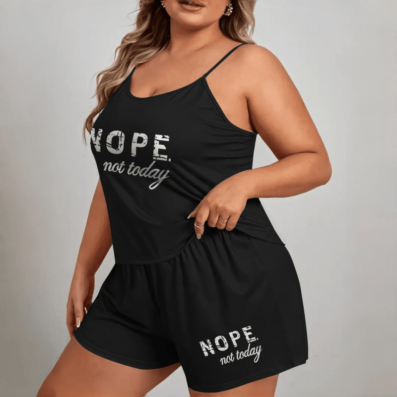 Ensemble de pyjama confortable pour femme avec imprimé lettres, short à bretelles oversize, idéal pour être porté à l'extérieur.