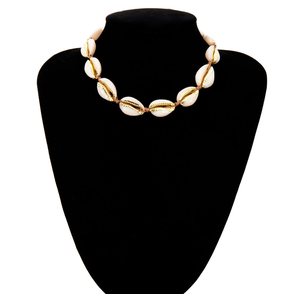 Collier simple et réglable pour femme : un modèle créatif et original, plaqué or, composé d'un coquillage sur une chaîne à un seul rang.