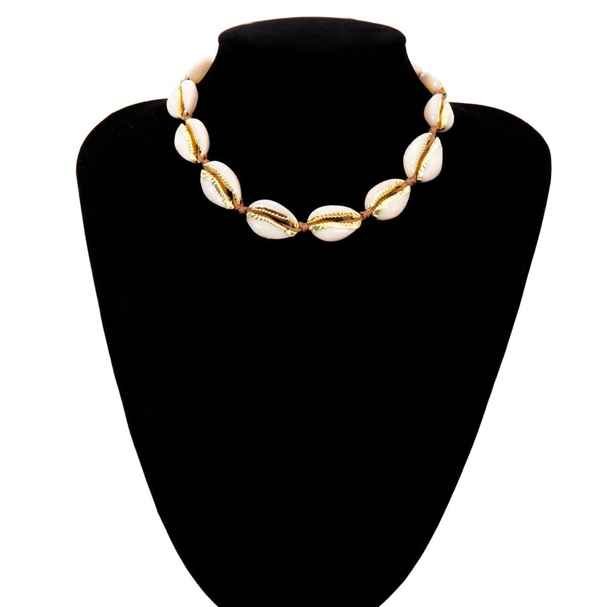 Collier simple et réglable pour femme : un modèle créatif et original, plaqué or, composé d'un coquillage sur une chaîne à un seul rang.