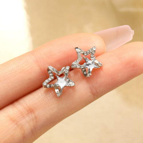 Openwork zircon earrings set with ultra-sparkling diamonds, for a modern, fresh, and delicate woman, light and luxurious, with a minimalist design.