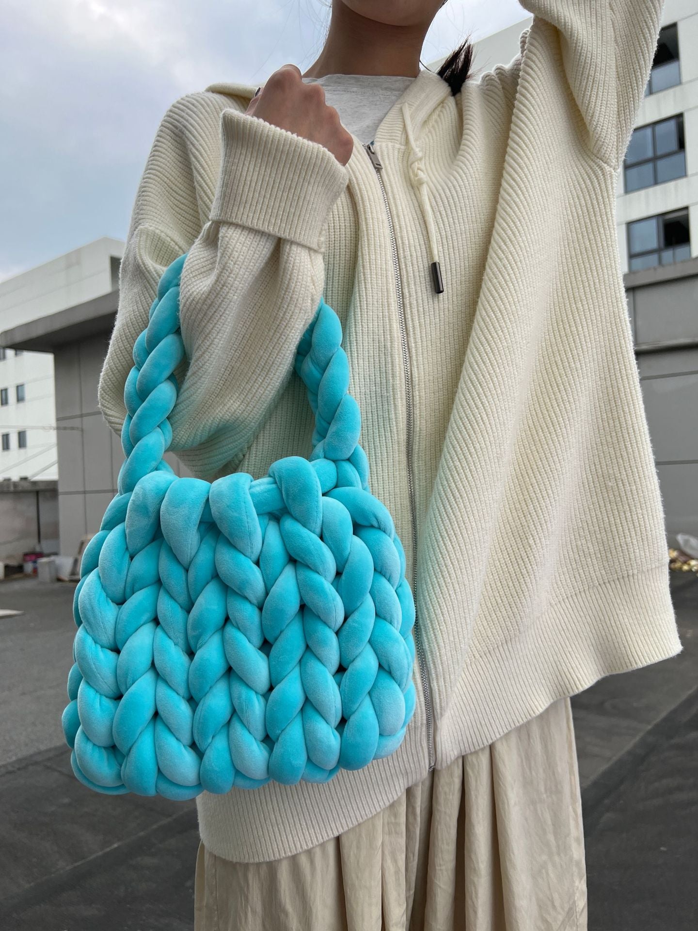 19.80 USD - Sac de facteur portatif tissé à la main avec un noyau en velours cristal.