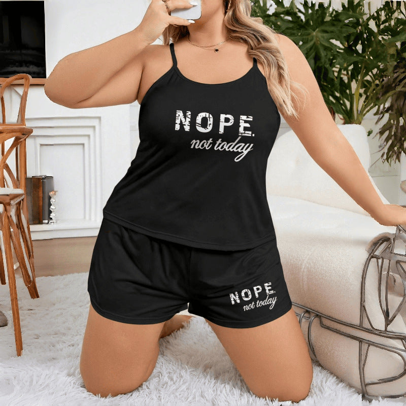 Ensemble de pyjama confortable pour femme avec imprimé lettres, short à bretelles oversize, idéal pour être porté à l'extérieur.