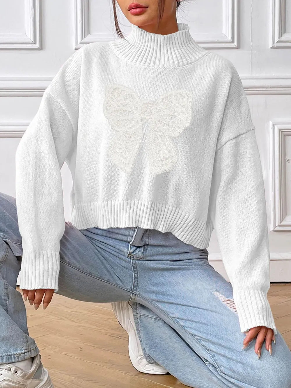 Pull à col roulé et manches longues avec nœud papillon
