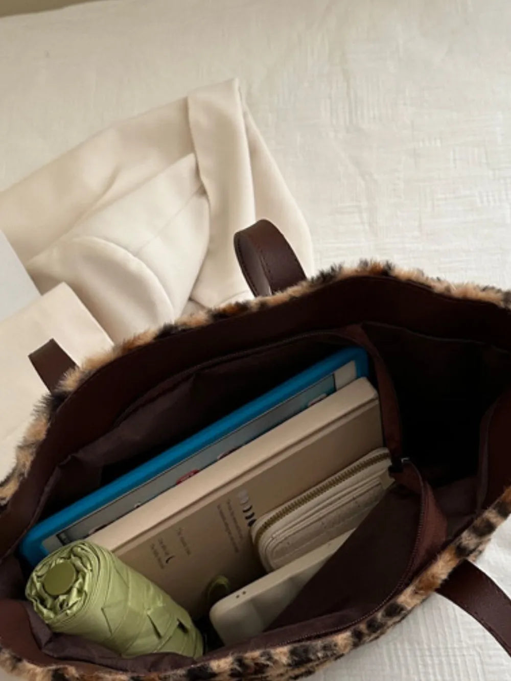 13.97 USD Sac fourre-tout léopard duveteux