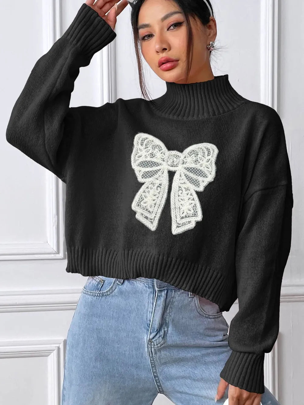 Pull à col roulé et manches longues avec nœud papillon