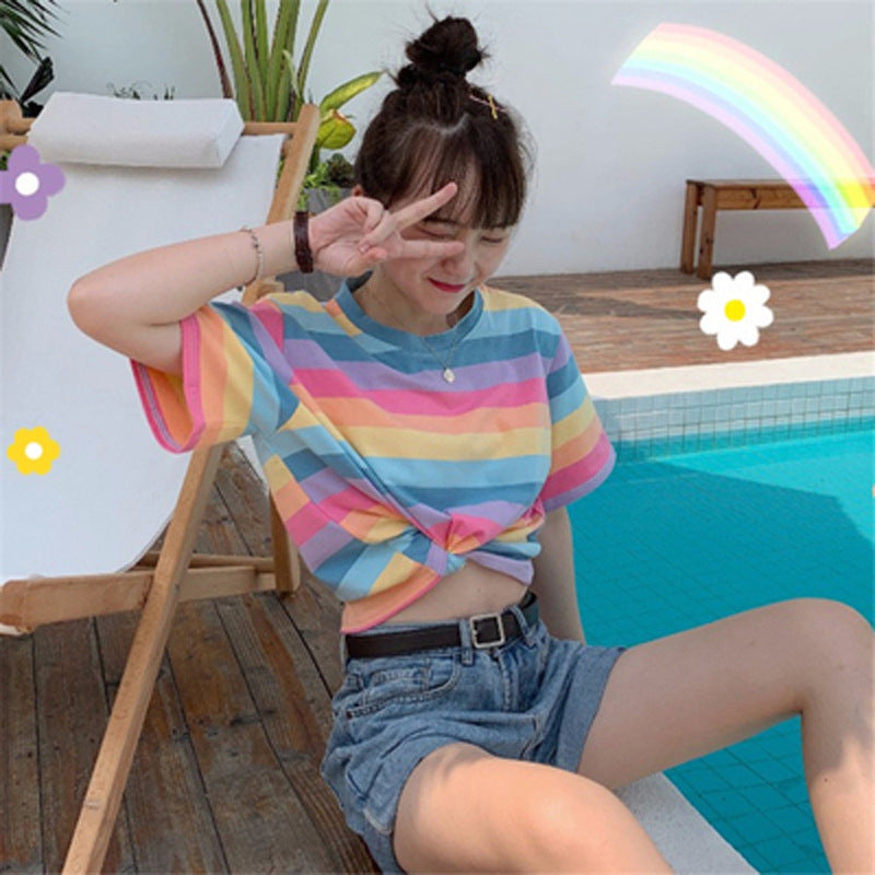 13.86 USD - Haut ample à rayures arc-en-ciel élégant, tendance été, inspiré par les influenceuses. T-shirt à manches courtes.