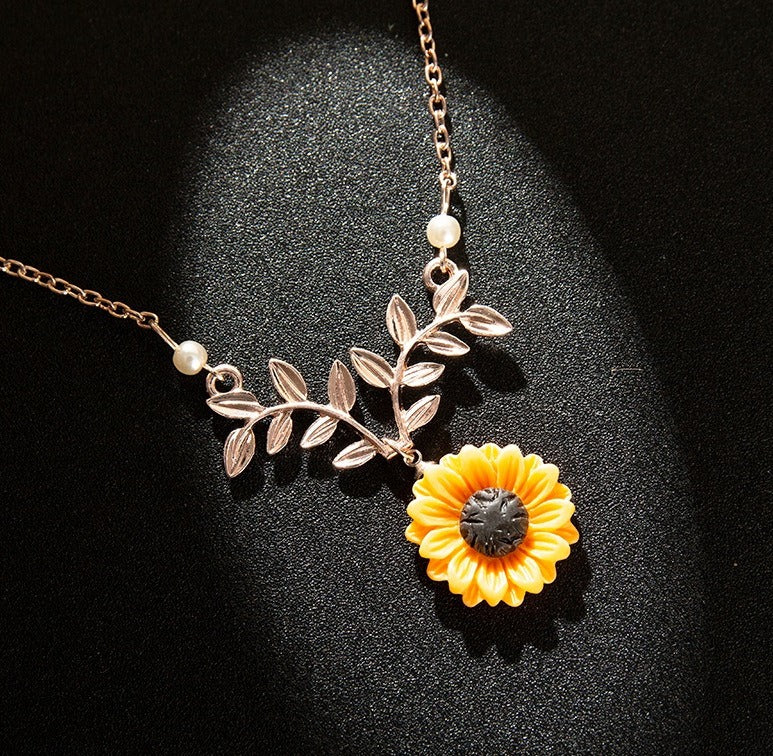 Collier tendance en perles et tournesol, pendentif tournesol féminin et élégant.