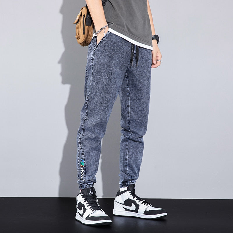 44.24 USD Jean cargo/jogging Harlan gris, coupe ample, broderie texte, taille élastique, collection printemps-été. Tailles M à 8XL.