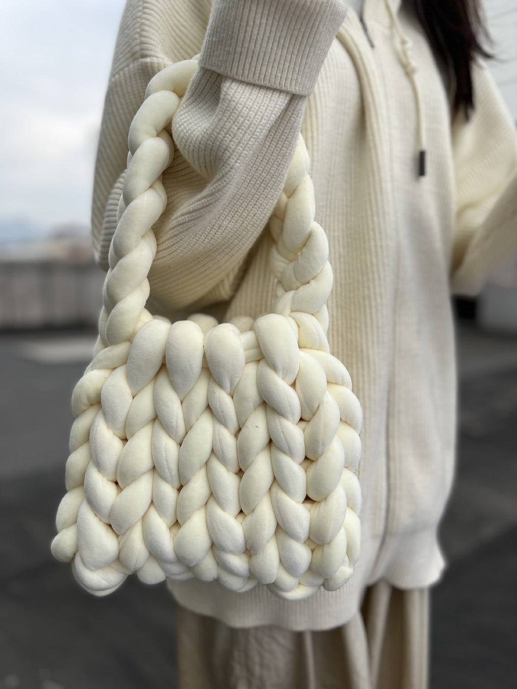 19.80 USD - Sac de facteur portatif tissé à la main avec un noyau en velours cristal.