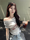16.30 USD T-shirt court à une épaule et manches courtes, coupe ajustée, imprimé lettres, crop top, blouse décontractée à épaules dénudées