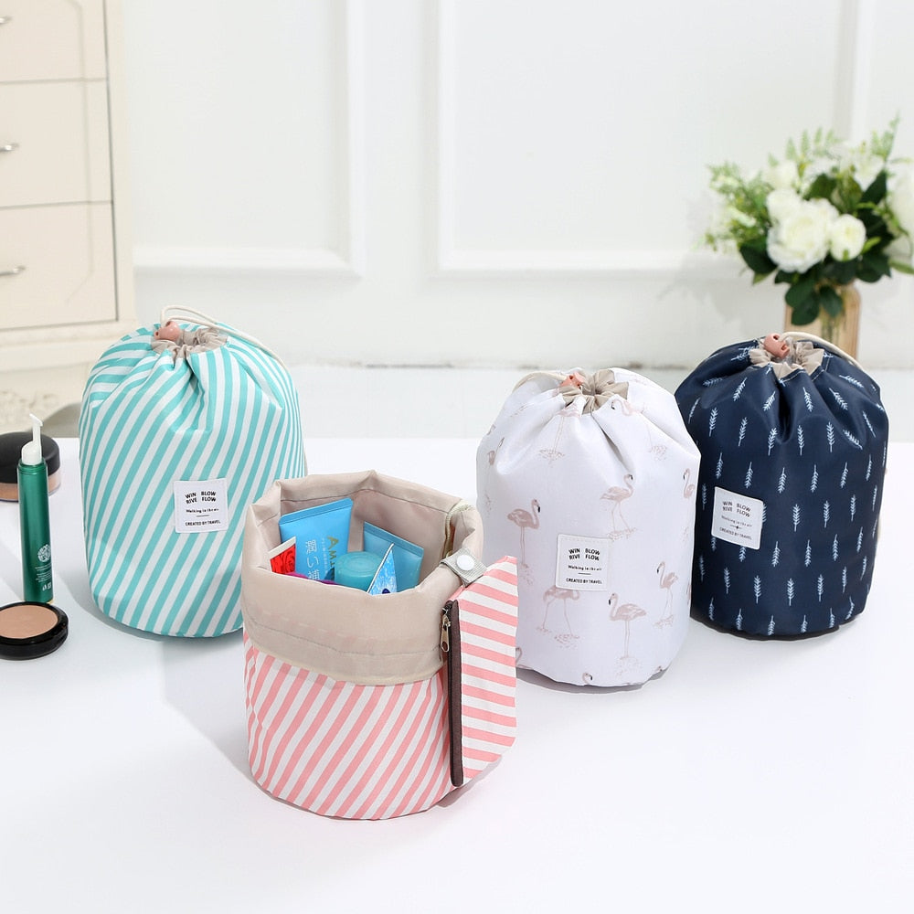 13,97 USD - Trousse de maquillage ronde pour femme, idéale pour les voyages, avec compartiments pour produits de toilette.