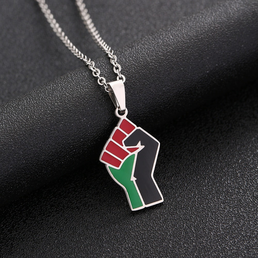 Collier avec pendentif en forme de poing rouge vert noir pour hommes et femmes – Collier géométrique en acier au titane pour couples – Bijou tendance