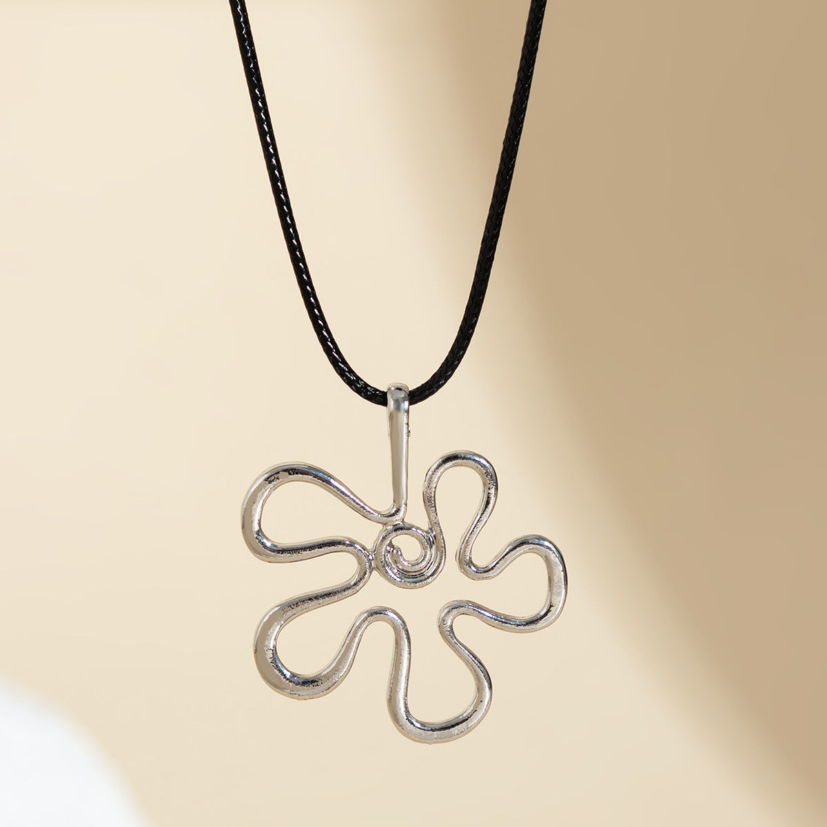 $8.15/15.53 USD - Women's versatile hollow floral retro black rope necklace