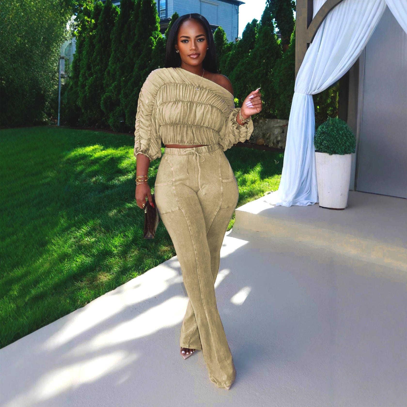 Ensemble deux pièces sexy composé d'un crop top et d'un pantalon long évasé slim