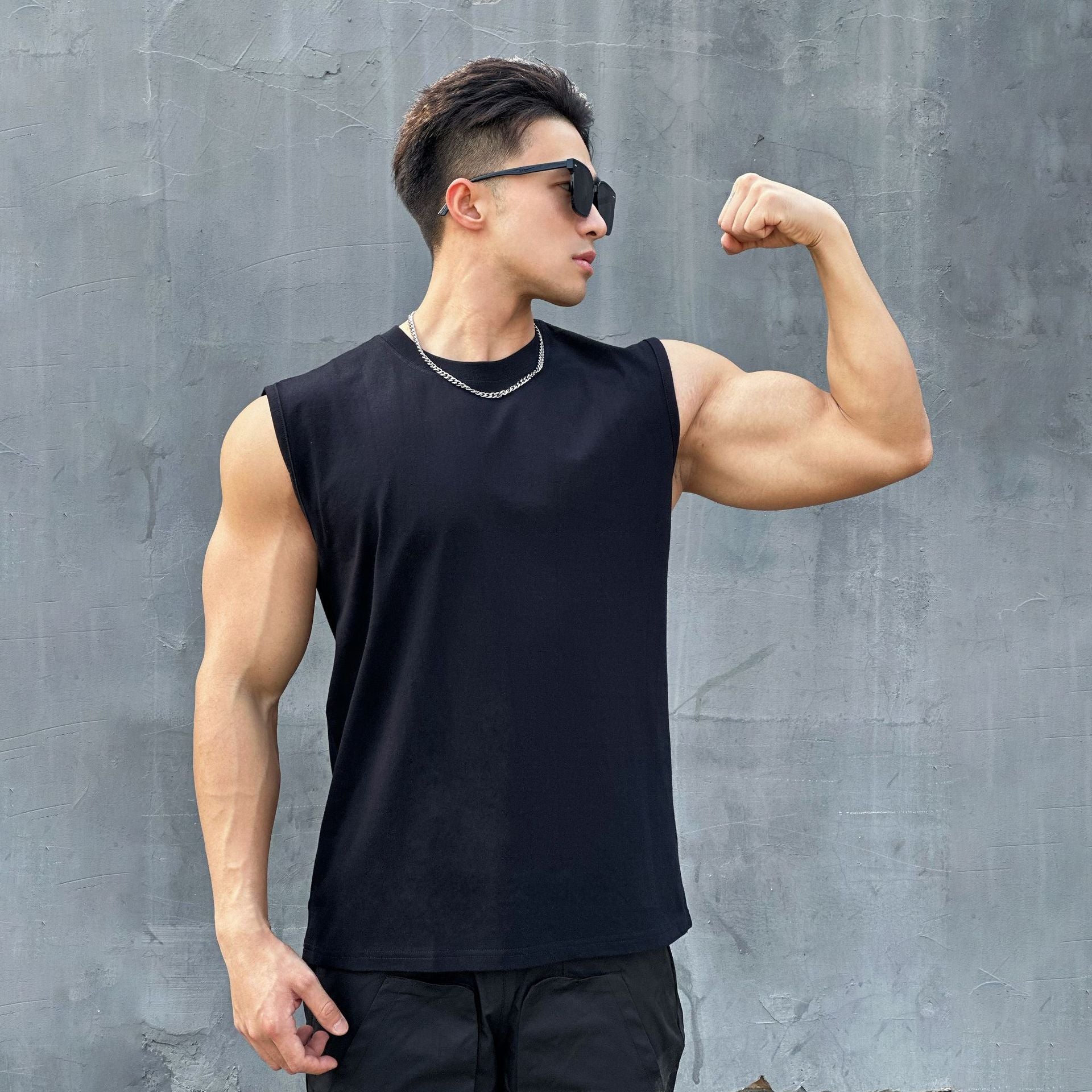 24.45 USD Débardeur d'été uni en coton épais pour homme, idéal pour l'entraînement et la superposition de vêtements décontractés.