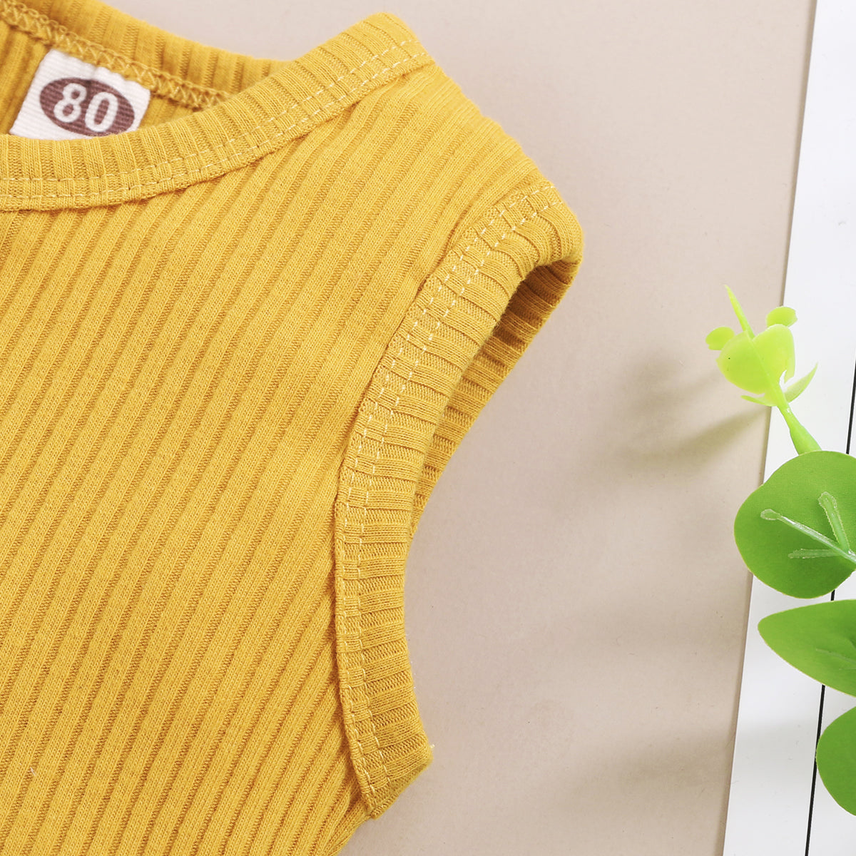 15.13 USD Ensemble de vêtements pour bébés garçons et filles, débardeur sans manches à boutons et short assortis.