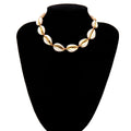Collier simple et réglable pour femme : un modèle créatif et original, plaqué or, composé d'un coquillage sur une chaîne à un seul rang.