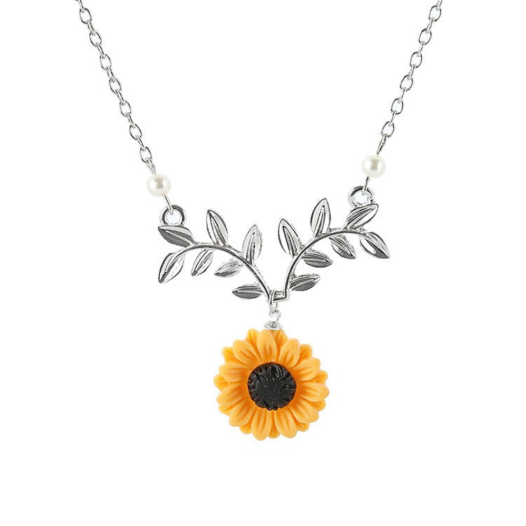 Collier tendance en perles et tournesol, pendentif tournesol féminin et élégant.
