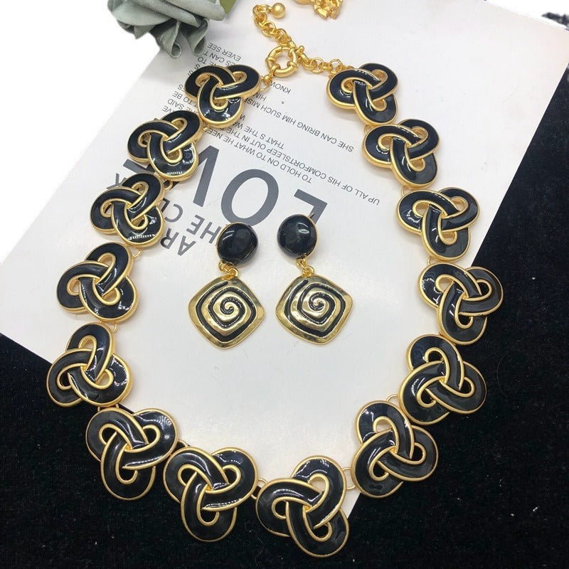 13.74/27.94 - USD Ensemble collier et boucles d'oreilles classique en émail noir