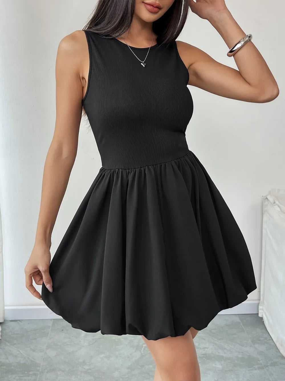 Robe mini sans manches froncée