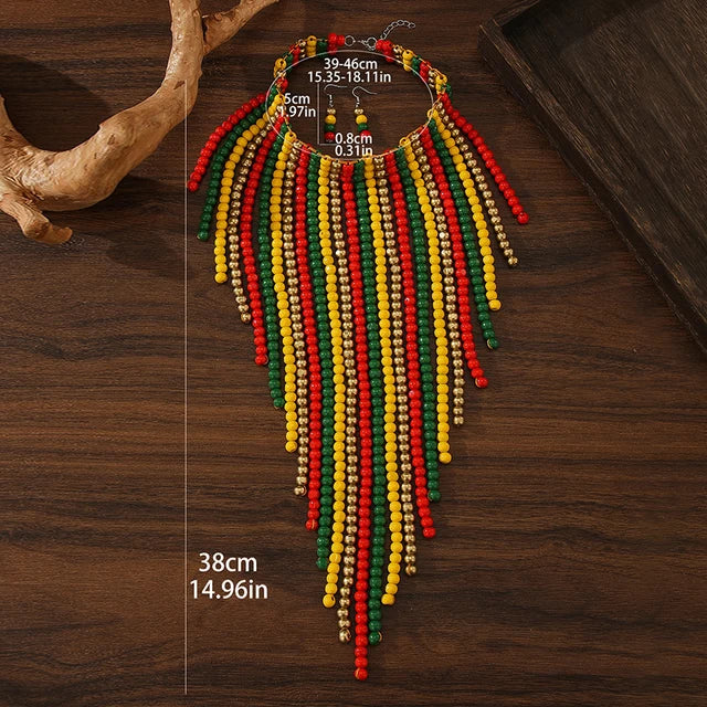 Parure de bijoux pour femme (collier multi-rangs à perles en bois africain et pompons + boucles d'oreilles) – Ras-de-cou bohème coloré – Idéal pour mariage ou soirée