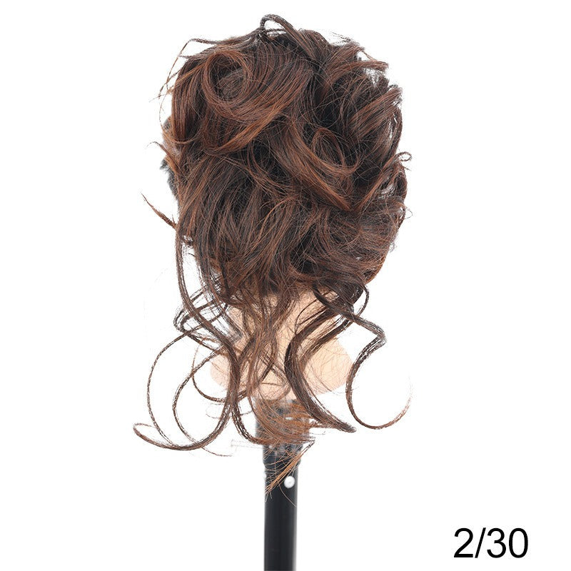 Chignon synthétique bouclé et ébouriffé sur pince (type « claw clip ») avec mèches pendantes – Postiche pour femme