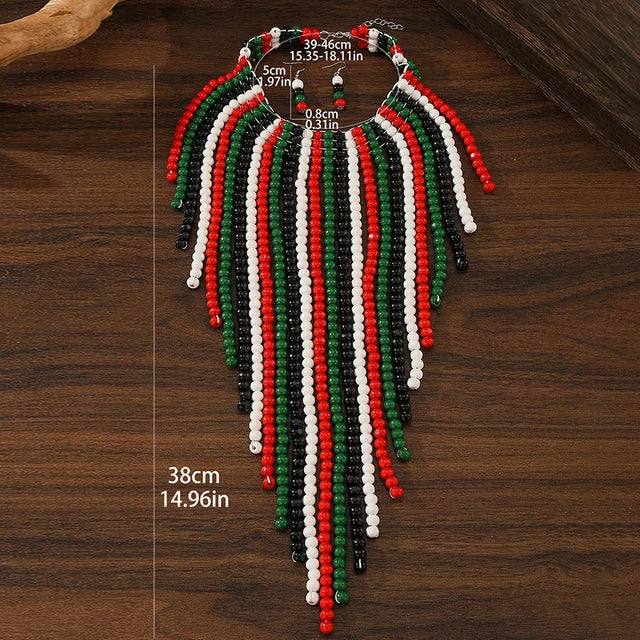 Parure de bijoux pour femme (collier multi-rangs à perles en bois africain et pompons + boucles d'oreilles) – Ras-de-cou bohème coloré – Idéal pour mariage ou soirée