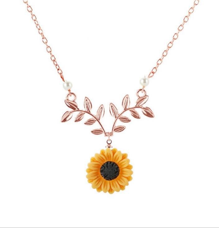 Collier tendance en perles et tournesol, pendentif tournesol féminin et élégant.