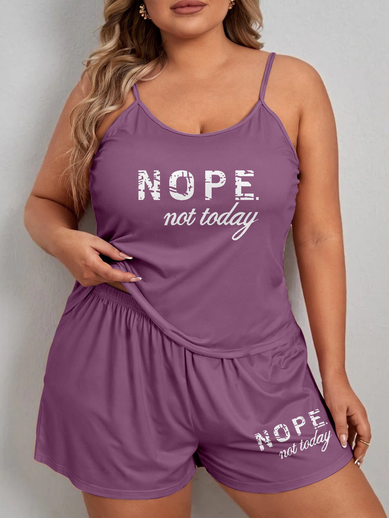 Ensemble de pyjama confortable pour femme avec imprimé lettres, short à bretelles oversize, idéal pour être porté à l'extérieur.