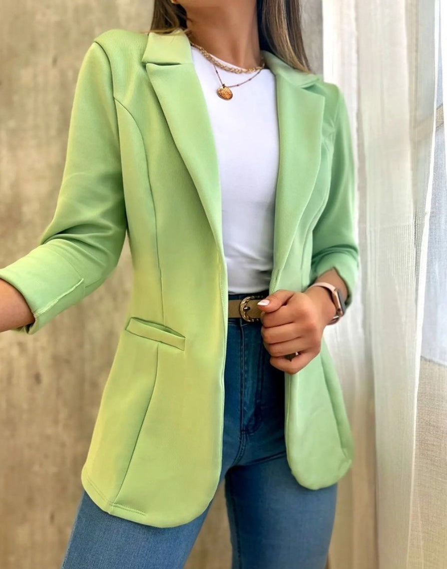Plain long-sleeved collared minimalist suit jacket.