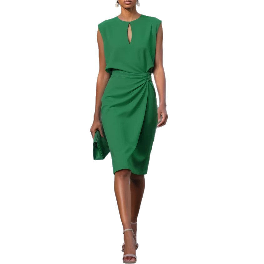 Robe pour femme unie à taille plissée, col rond et découpes.