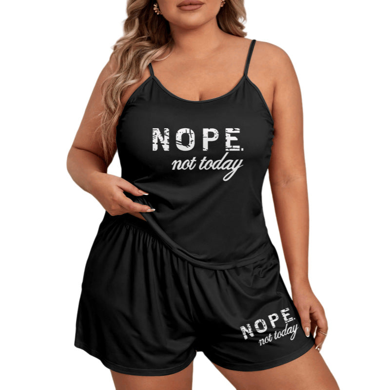 Ensemble de pyjama confortable pour femme avec imprimé lettres, short à bretelles oversize, idéal pour être porté à l'extérieur.