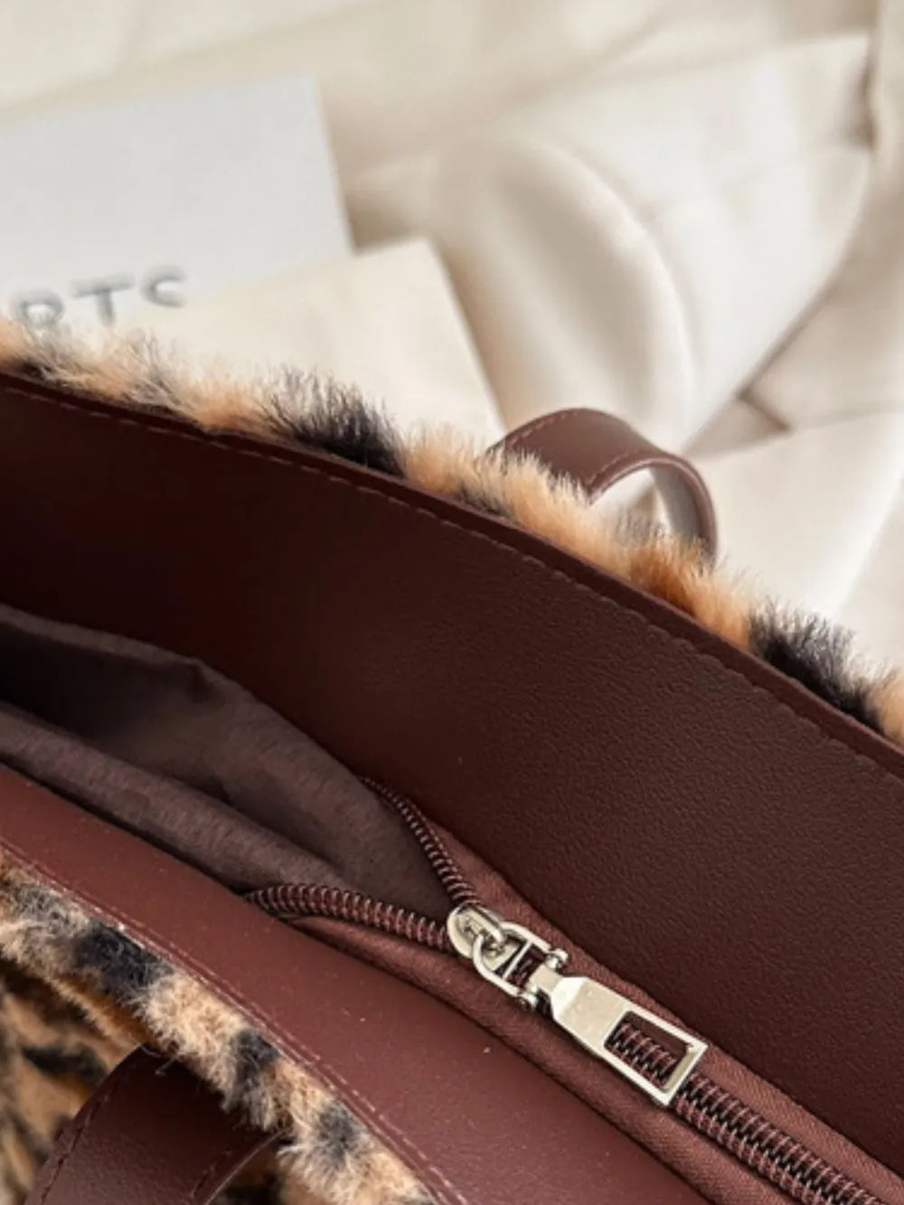 13.97 USD Sac fourre-tout léopard duveteux