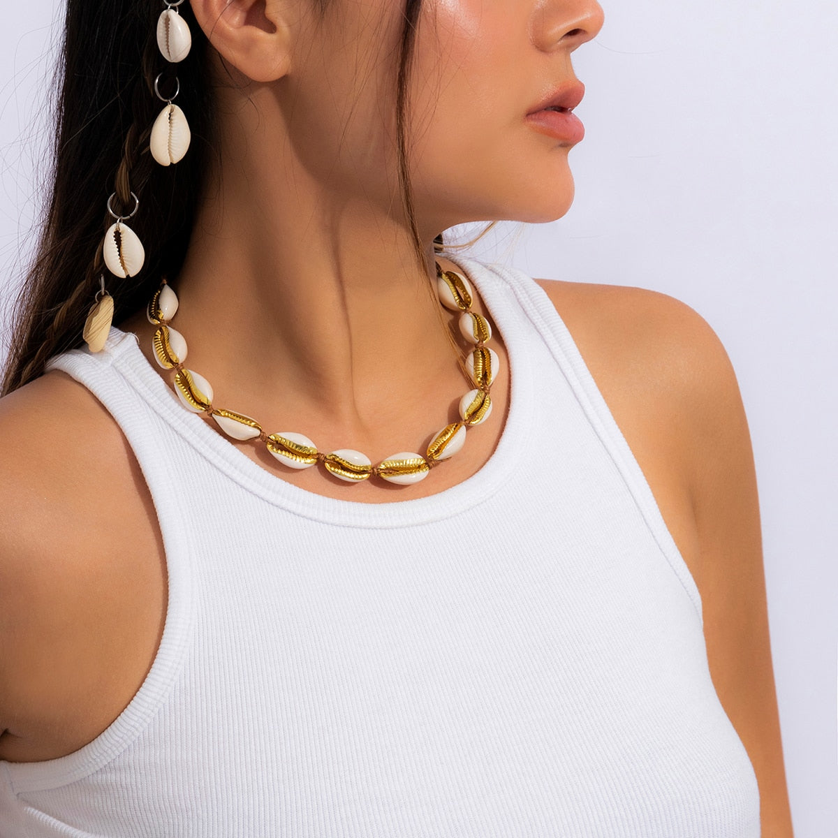 Collier simple et réglable pour femme : un modèle créatif et original, plaqué or, composé d'un coquillage sur une chaîne à un seul rang.