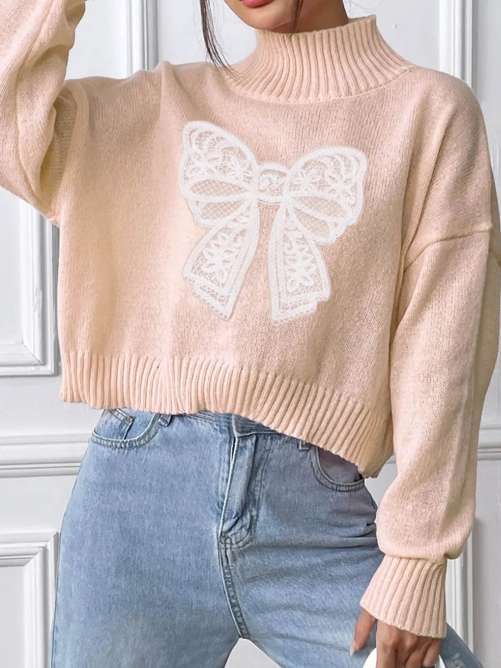 Pull à col roulé et manches longues avec nœud papillon