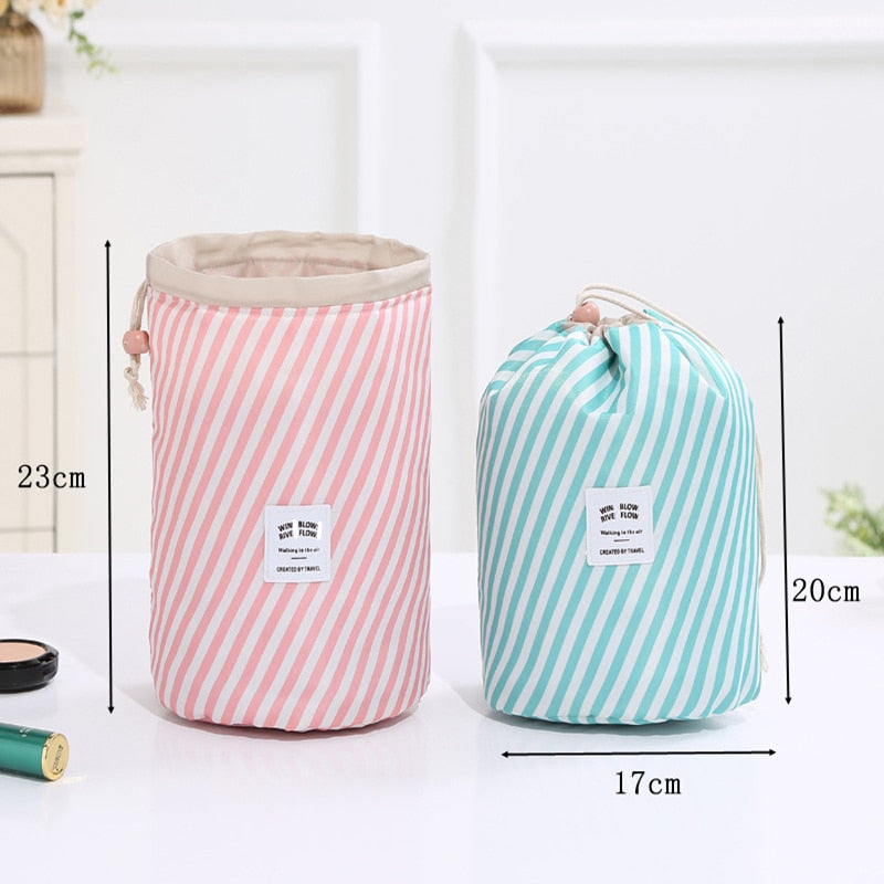 13,97 USD - Trousse de maquillage ronde pour femme, idéale pour les voyages, avec compartiments pour produits de toilette.