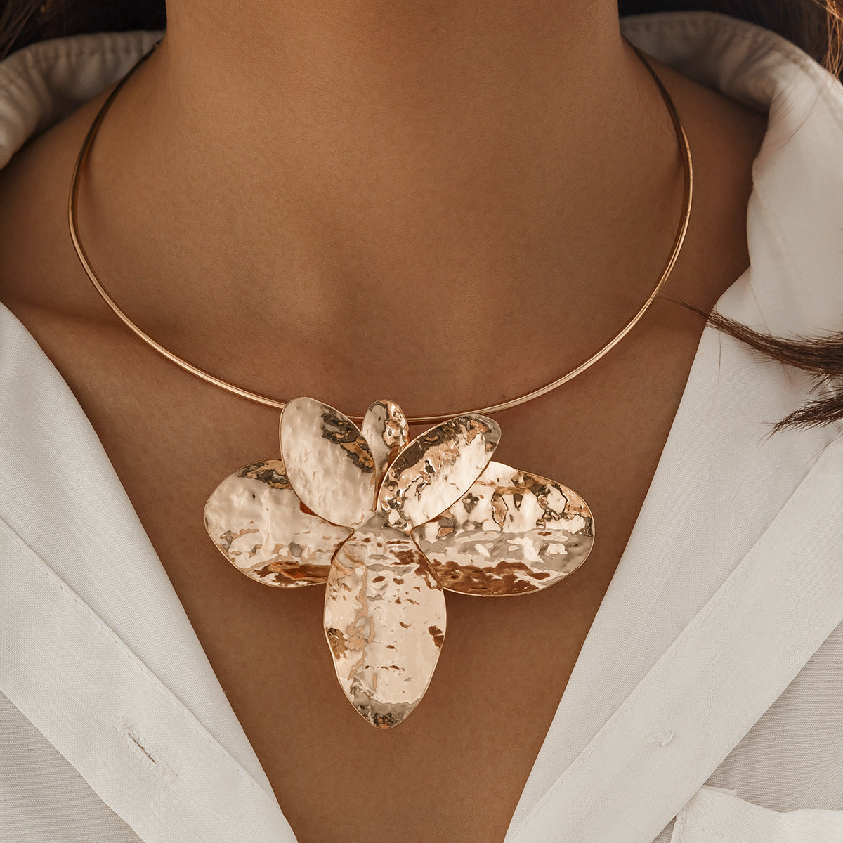 $18.05 USD - Asymmetric metal choker, petal style, fashionable yet understated iron clavicle jewelry set.