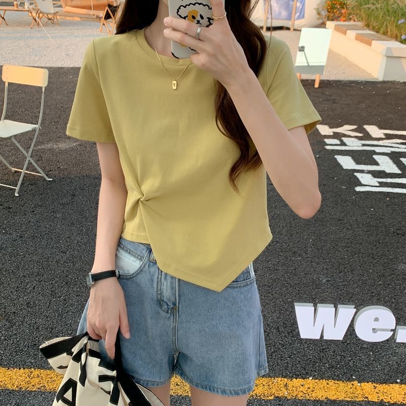 Women's asymmetrical short-sleeved high-waisted crop top, ideal for summer.